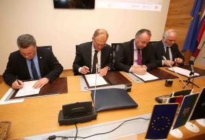 PODPIS POGODBE  FOTO LJUBO VUKELIČ 36s